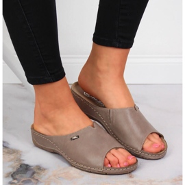 Babucha mujer de piel sobre cuña Helios 105 beige 6