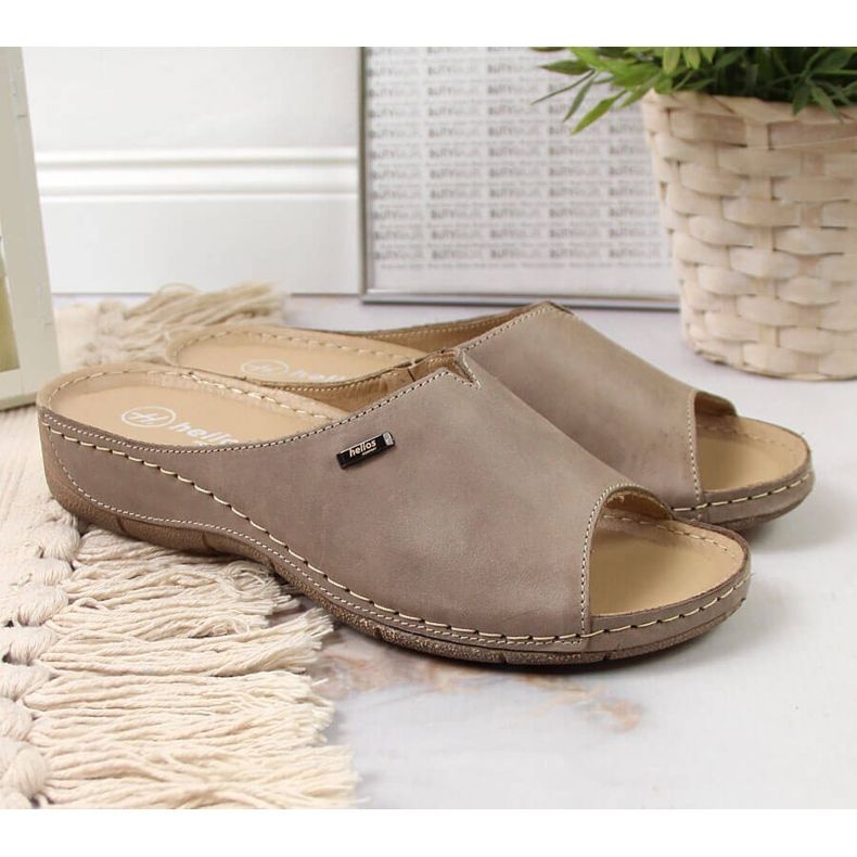 Babucha mujer de piel sobre cuña Helios 105 beige 2