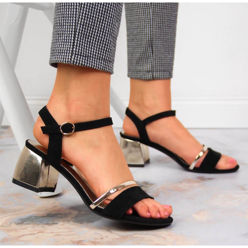 Sandalias negras y doradas en el puesto de Sergio Leone negro dorado 2