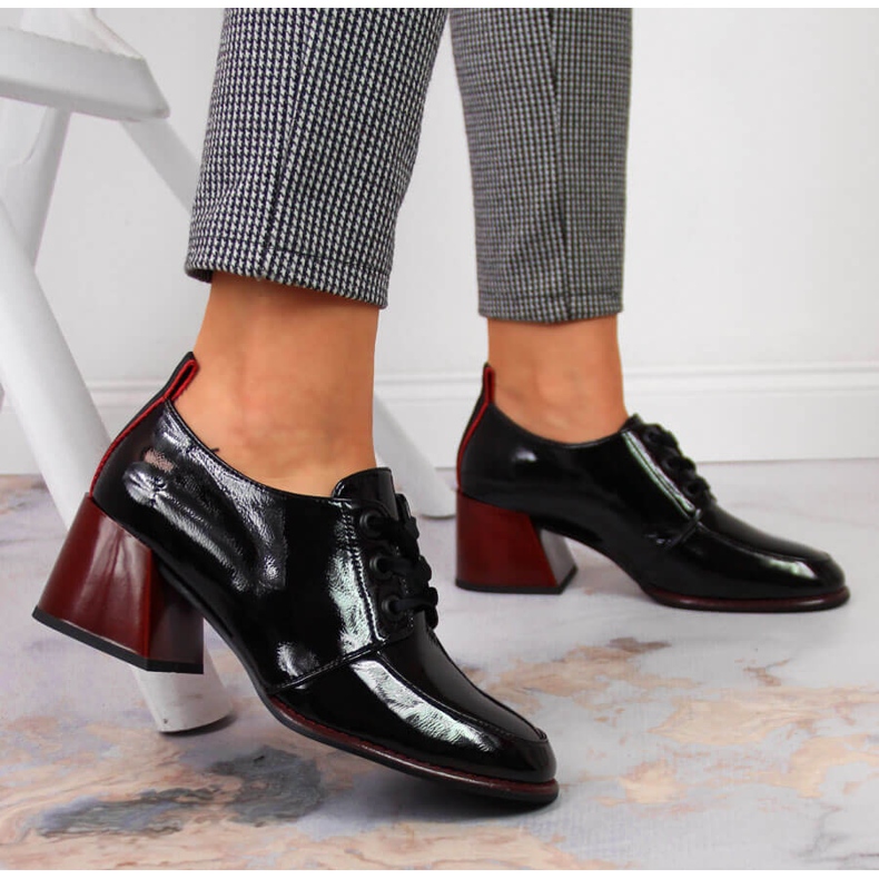 Zapatos de mujer de cuero en un bloque Filippo negro 2