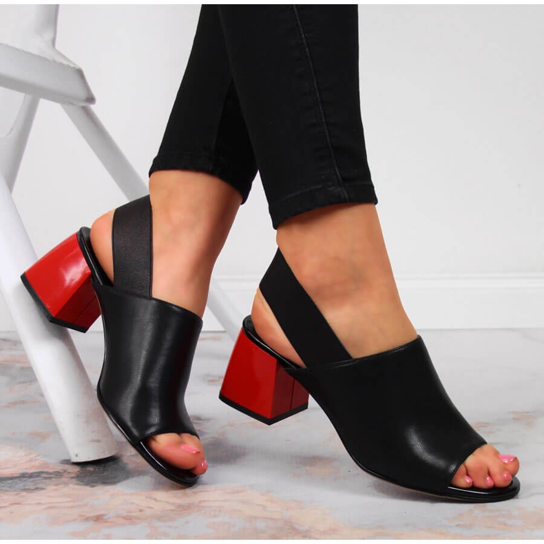 Sandalias mujer Filippo de piel negra con elástico negro 1