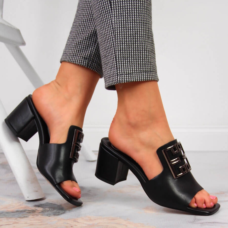 Zapatillas de cuero de mujer en el poste Filippo negro. 2