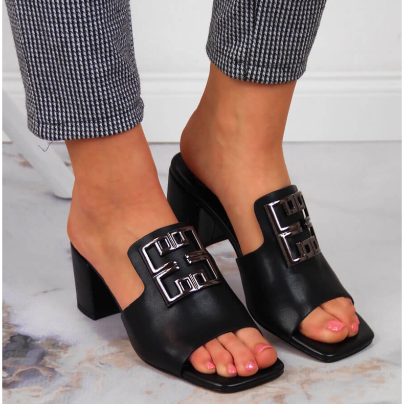 Zapatillas de cuero de mujer en el poste Filippo negro. 1