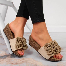 Zapatillas casa mujer cuña beige con flores eVento 1