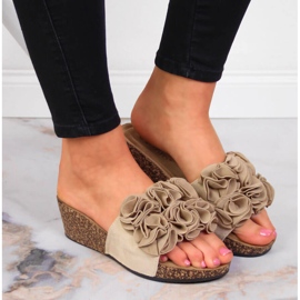 Zapatillas casa mujer cuña beige con flores eVento 3