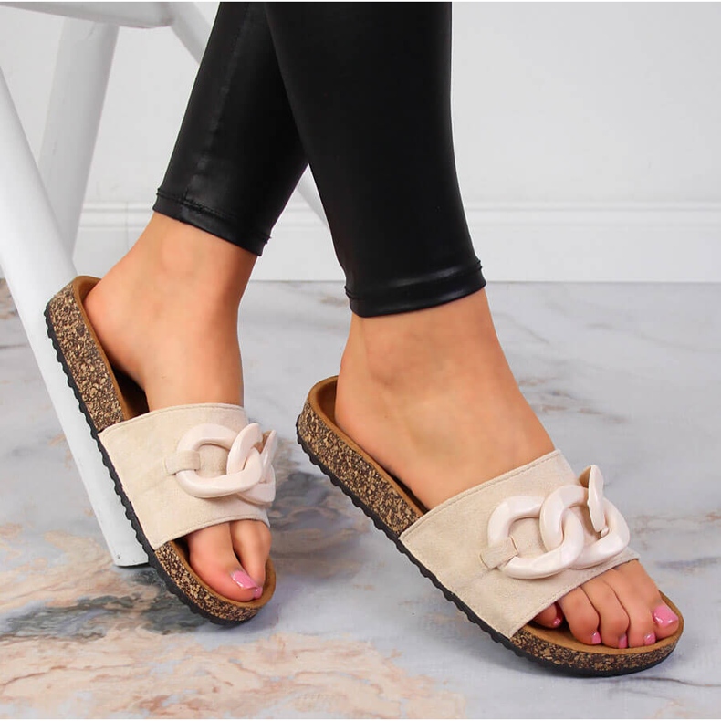 Babuchas Jezzi mujer beige con cadena 1