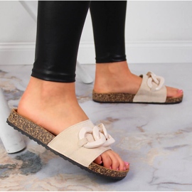 Babuchas Jezzi mujer beige con cadena 5