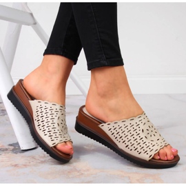 Babuchas Jezzi beige con cuña calada para mujer 1