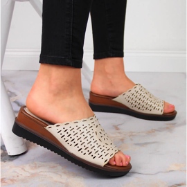 Babuchas Jezzi beige con cuña calada para mujer 5