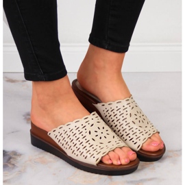 Babuchas Jezzi beige con cuña calada para mujer 6