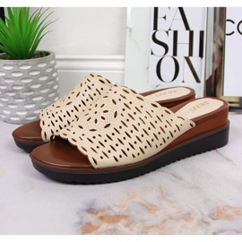 Babuchas Jezzi beige con cuña calada para mujer 3