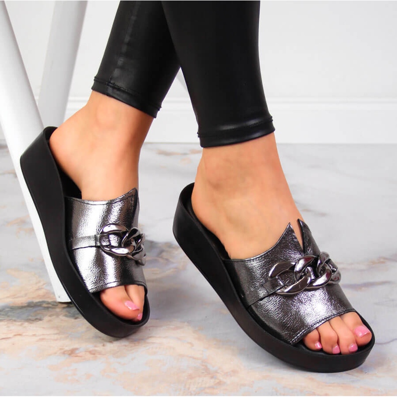 Babucha mujer de piel con cadena plateada T.Sokolski 2