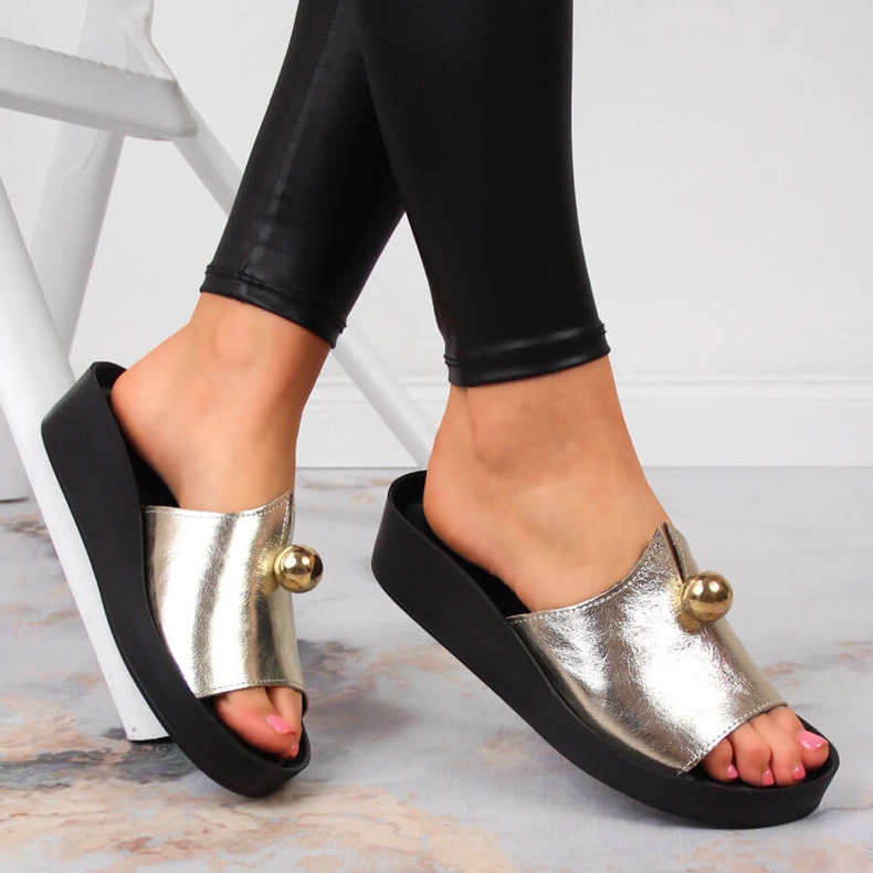 Babucha mujer de piel con adorno dorado T.Sokolski 1