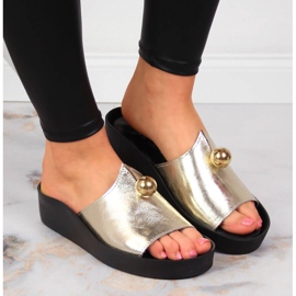 Babucha mujer de piel con adorno dorado T.Sokolski 6