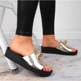Babucha mujer de piel con adorno dorado T.Sokolski 7