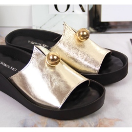 Babucha mujer de piel con adorno dorado T.Sokolski 4