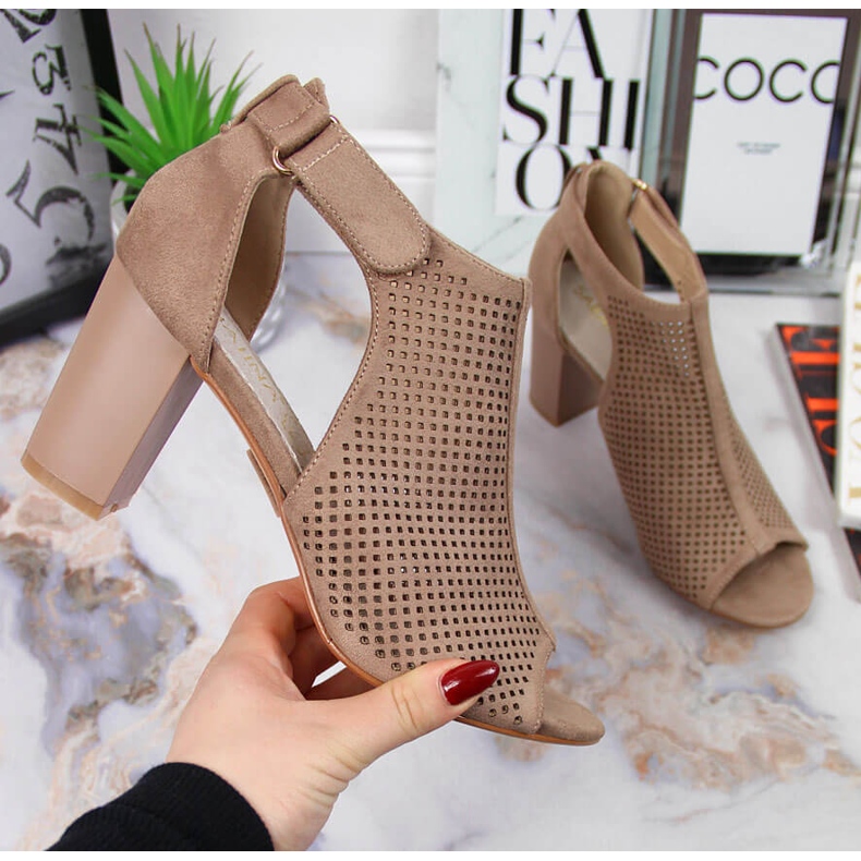 Sandalias mujer con velcro beige Sabatina 1