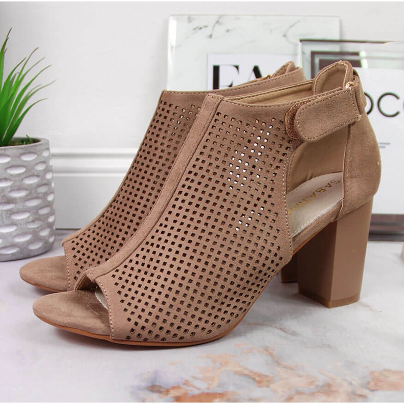 Sandalias mujer con velcro beige Sabatina 2