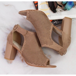 Sandalias mujer con velcro beige Sabatina 3