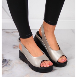 Sandalias mujer de piel con cuña dorada Filippo dorado 5
