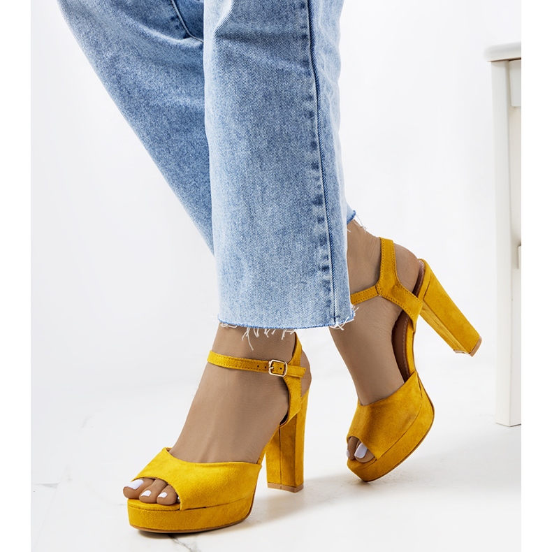 Sandalias mostaza en un puesto Gale amarillo 1