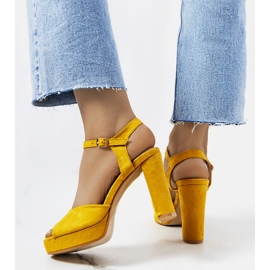 Sandalias mostaza en un puesto Gale amarillo 2