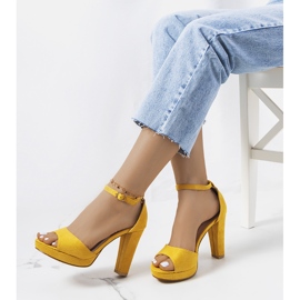 Sandalias amarillas en el puesto de Saldana amarillo 2