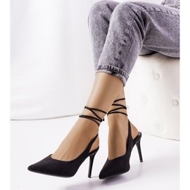 Tacones negros con tacón abierto. 2
