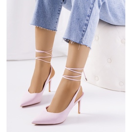Zapatos de tacón rosa con cordones de Latvala. 1
