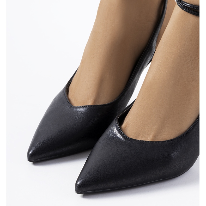 Tacones negros con cordones de Latvala 1