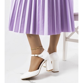 Bombas blancas en el puesto de Clemente blanco 1 Bombas blancas en el puesto de Clemente blanco 1