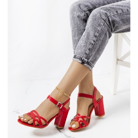Sandalias rojas en un puesto de Dolling rojo 1