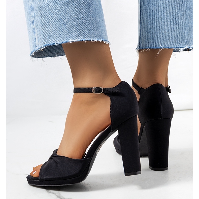 Sandalias negras en el poste de Larana negro 1