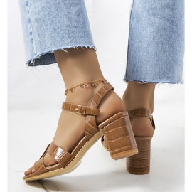 Sandalias marrones en el puesto de Haiden marrón 2