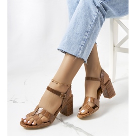 Sandalias marrones en el puesto de Haiden marrón 1