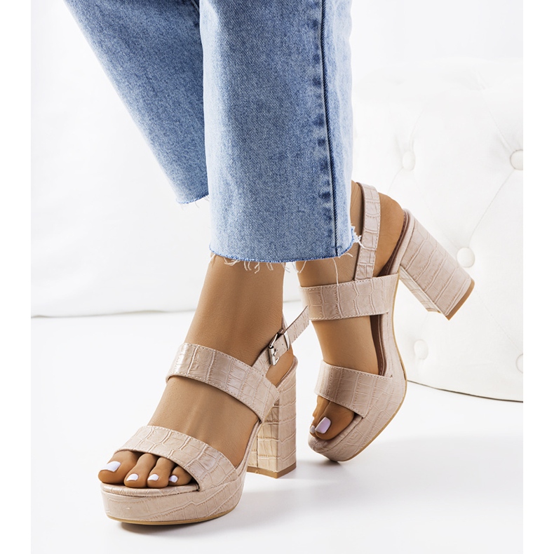 Sandalias beige en el post de Liv 1
