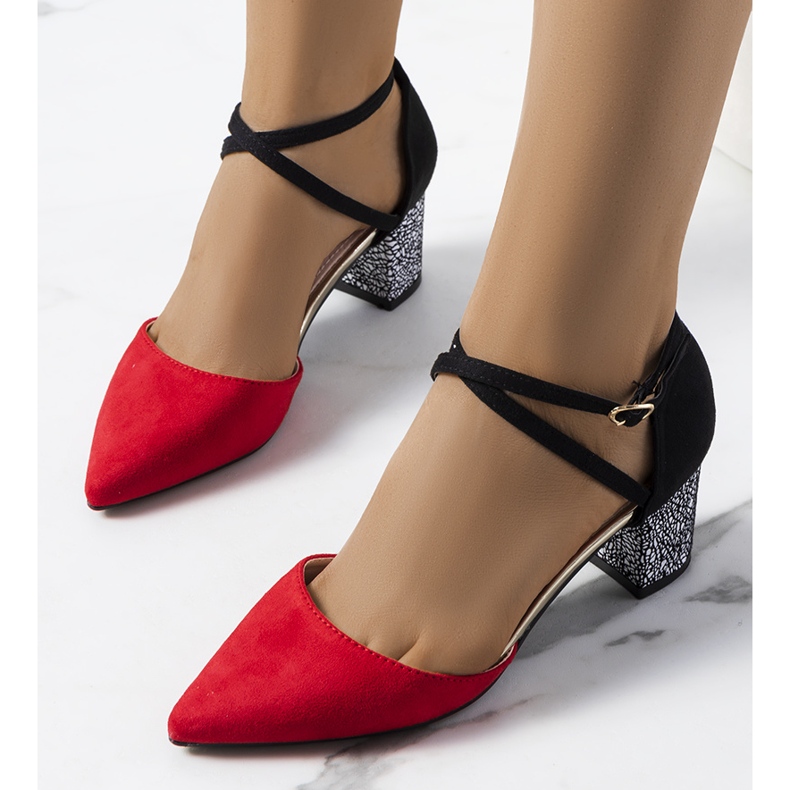 Bombas rojas y negras en el puesto de Kittie negro rojo 2