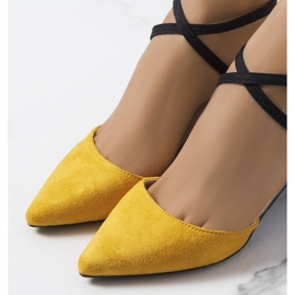 Bombas amarillas y negras en el puesto de Kittie negro amarillo 1