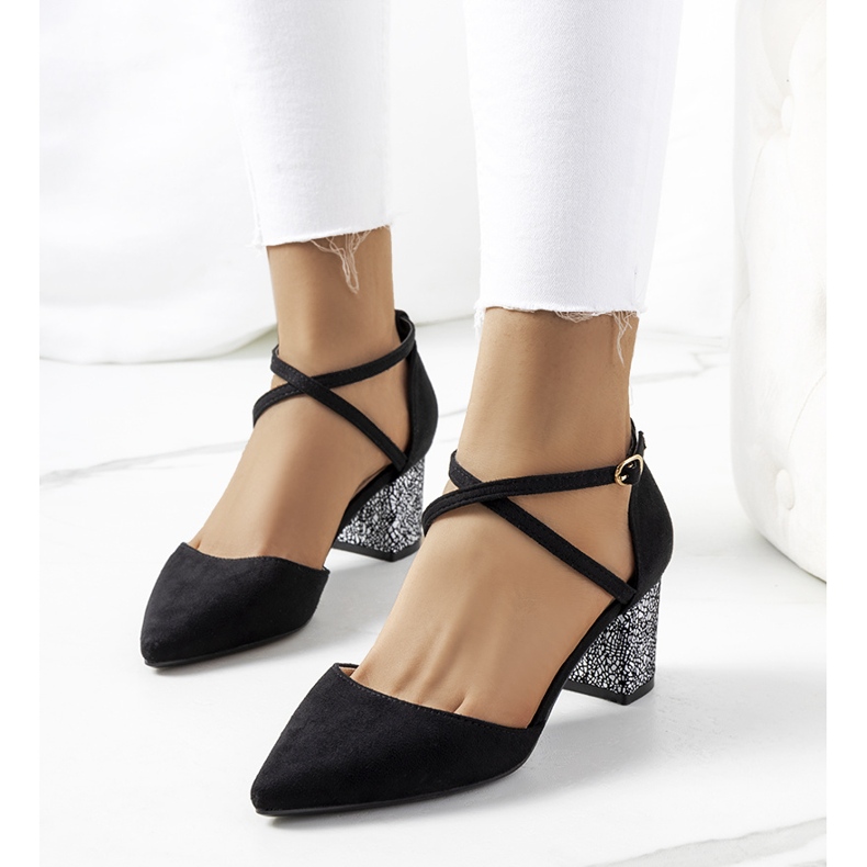 Bombas negras en el puesto de Kittie negro 1