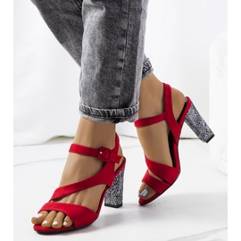 Sandalias rojas en un puesto de Murdock rojo 1