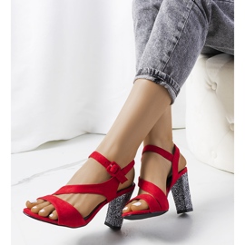 Sandalias rojas en un puesto de Murdock rojo 2