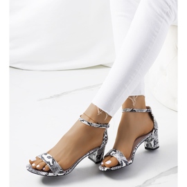 Sandalias blancas sobre poste con motivo de serpiente de Azevedo blanco 1