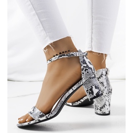 Sandalias blancas sobre poste con motivo de serpiente de Azevedo blanco 2