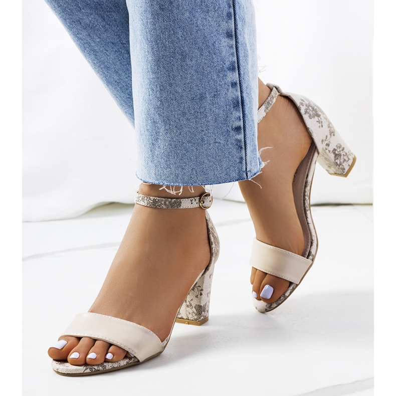 Sandalias beige en un puesto de Ragland 1