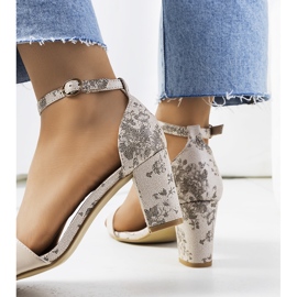 Sandalias beige en un puesto de Ragland 2