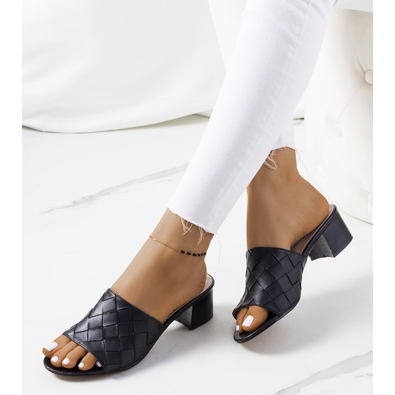 Zapatillas negras trenzadas en el puesto de Svila negro 1