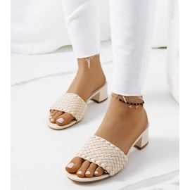 Zapatillas tejidas beige en el puesto de Verdun 1