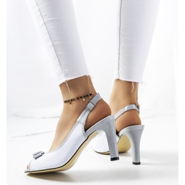 Sandalias grises en un tacón Usamov blanco 1 Sandalias grises en un tacón Usamov blanco 1