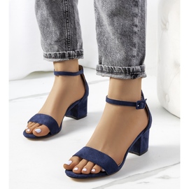 Sandalias azul marino en el puesto de Deshe. 1