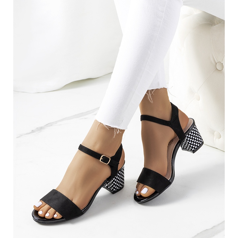 Sandalias negras en un puesto de Harbin negro 1